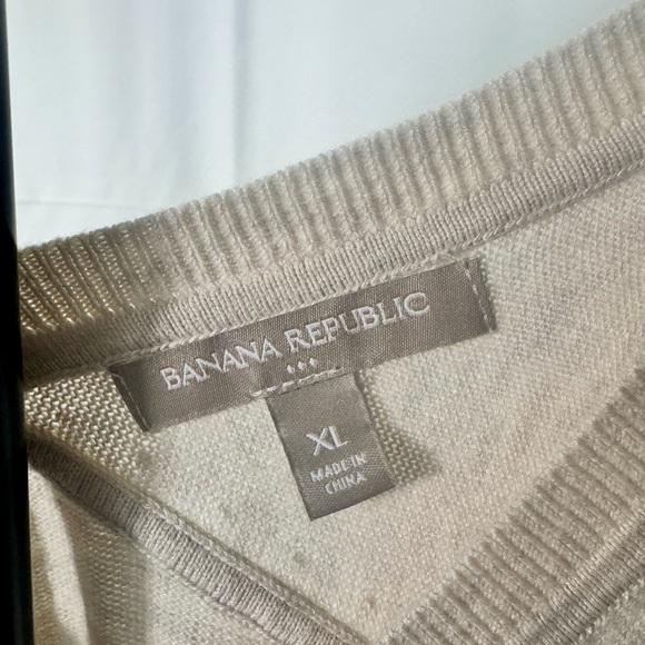 Banana Republic Light Beige V-Neck Long Sleeve Top - Picture 3 of 3